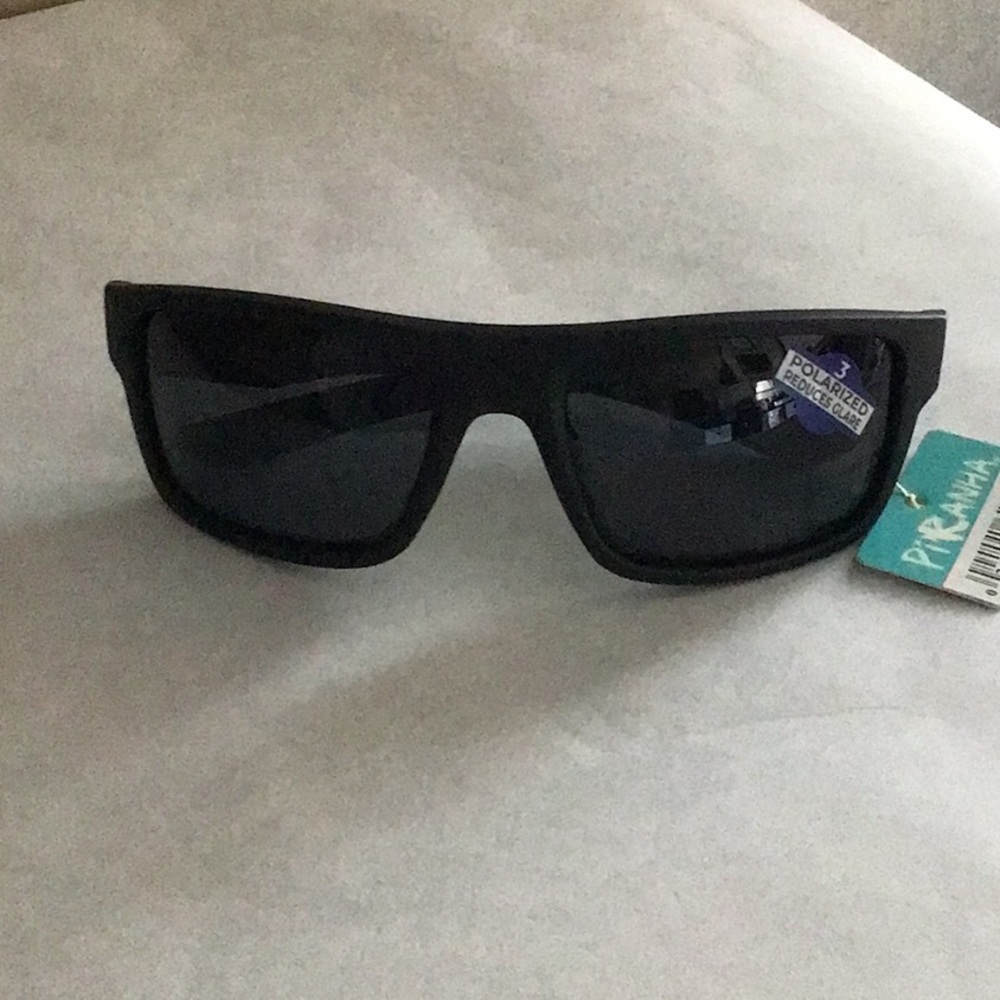 Polarized sunglasses with black lenses 62046